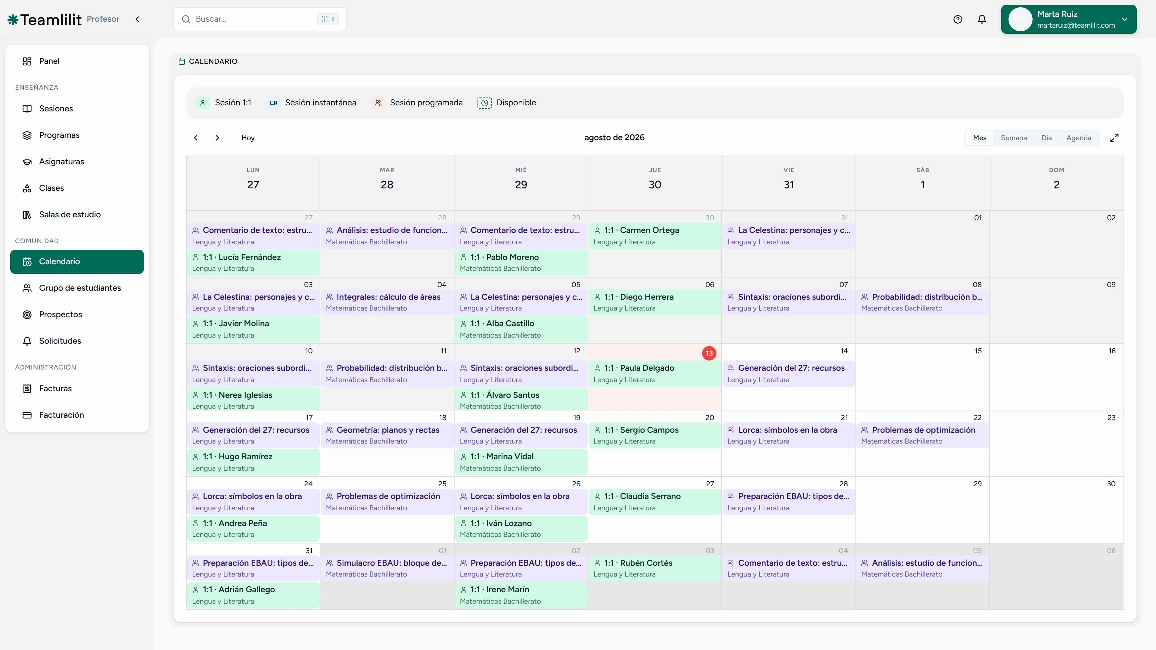 La vista mensual del calendario de Teamlilit, con clases grupales recurrentes y sesiones individuales en una misma cuadrícula