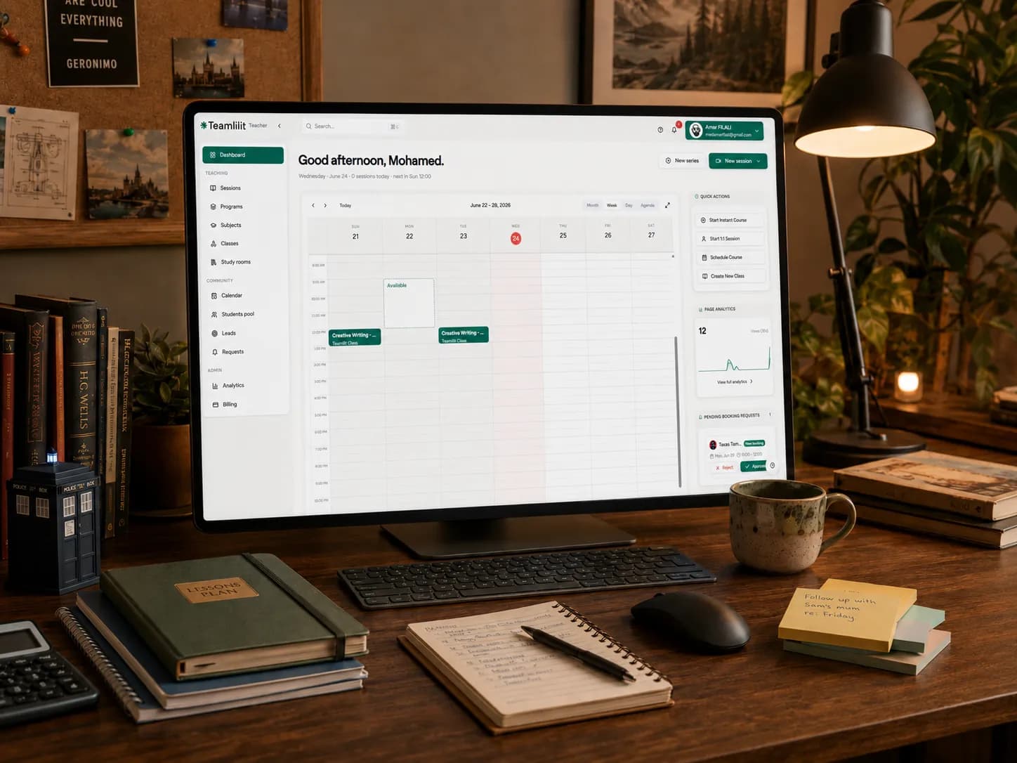 Vue comparée d'un tableur de tutorat surchargé et d'une fiche élève unique et connectée dans un CRM pour tuteurs